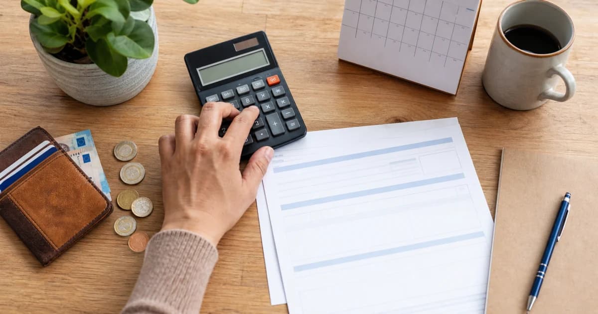 Trabajadora revisando su nómina con las pagas extra marcadas