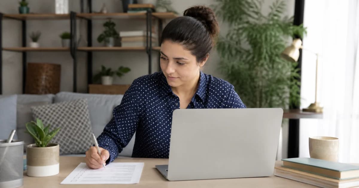 Candidata revisando una lista de comprobación mientras busca trabajo remoto